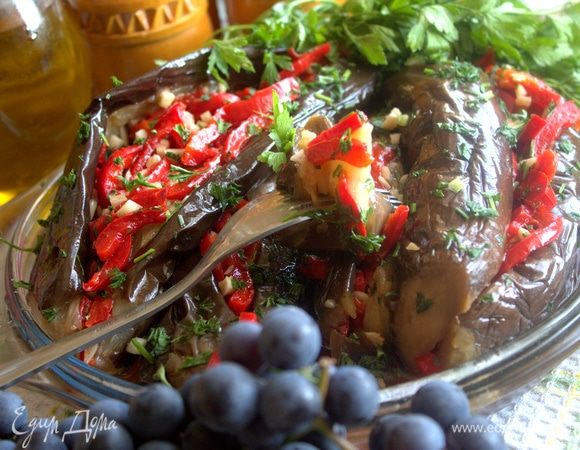 Можно нарезать на порции или оставить баклажаны целыми.