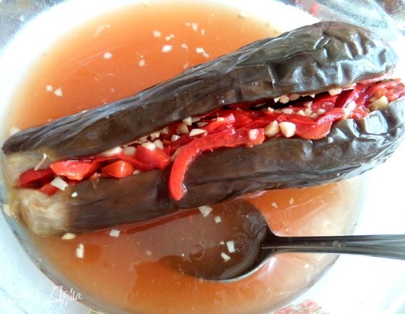 Хранить баклажаны в маринаде. 