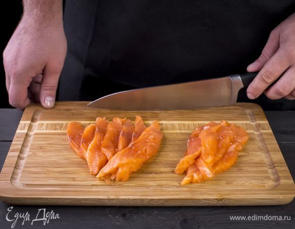 Филе лосося нарежьте тонкими длинными полосками.