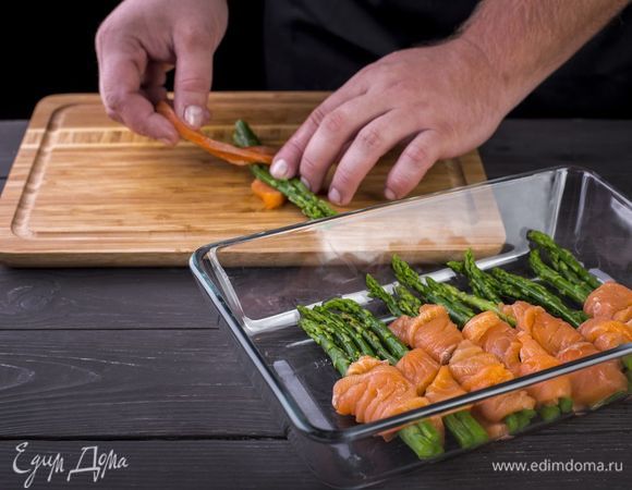 Оберните 2–3 стебля спаржи полоской лосося.