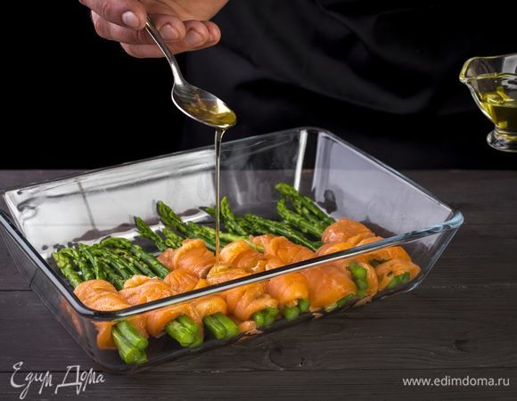 Полученные «рулеты» полейте оливковым маслом и поставьте запекаться в духовку на 15 минут.<br />
 