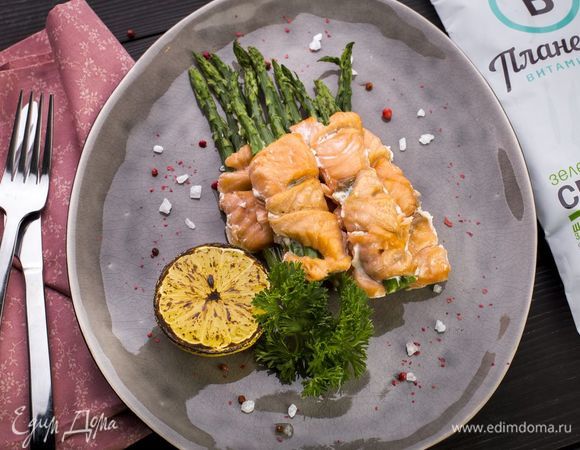Подавайте спаржу с лососем, сбрызнув блюдо лимонным соком. Приятного аппетита!