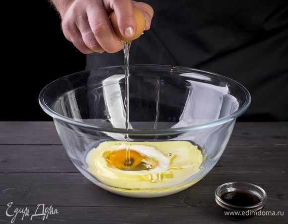 В одной емкости смешайте молоко, растительное масло и яйцо. Добавьте ванильный экстракт по вкусу.