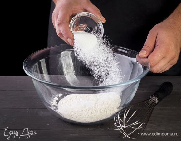 В другой емкости соедините сахар, соль, пшеничную муку, разрыхлитель.
