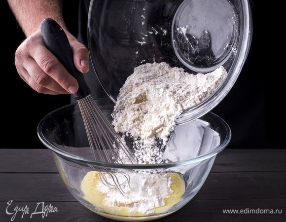 Соедините жидкую и сухую части и хорошо перемешайте.