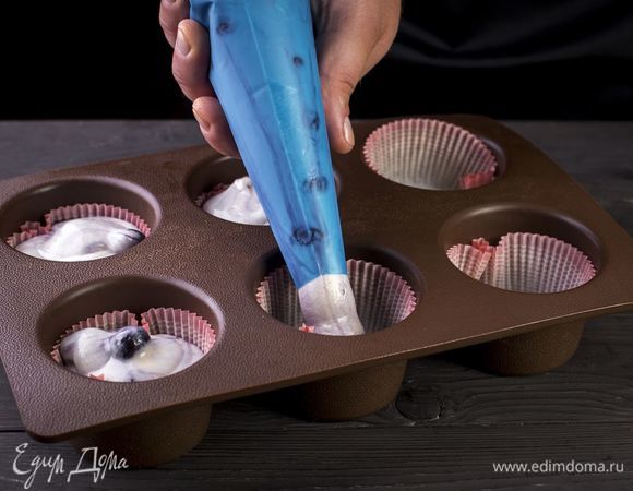 Подготовьте форму для маффинов, вложите в углубления бумажные формочки. Разложите тесто, заполняя формочки на 2/3. Выпекайте маффины при 200°С в течение 20–30 минут (ориентируйтесь по своей духовке), Готовность проверяйте с помощью деревянной шпажки: она должна быть сухой.