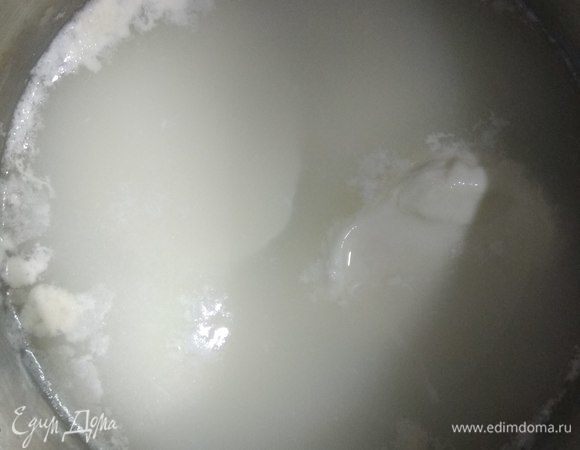 Сыр должен быть полностью покрыт жидкостью, если ее не хватило, то можно добавить еще немного воды. Не даем сыворотке закипеть, нагреваем ее примерно до 80°C, а затем уменьшаем огонь до минимума, ждем около минуты. За это время сыр уже должен принять консистенцию пластилина, и можно браться за дело!