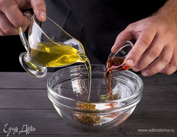 Приготовьте заправку. В миске слегка взбейте оливковое масло, винный уксус и сахар.