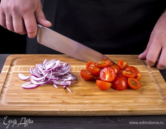 Помидоры черри разрежьте пополам, листья салата порвите руками. Лук нарежьте полукольцами.