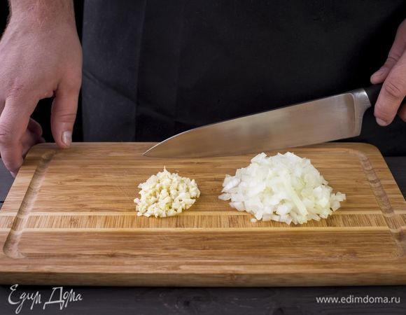 Измельчите репчатый лук и чеснок.