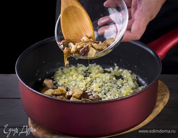 В сковороде растопите сливочное масло и 2 ст. л. оливкового. Обжарьте до золотистого цвета лук, грибы, чеснок.