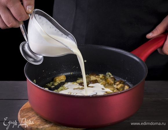 Влейте сливки и тушите на медленном огне еще 4 минуты.