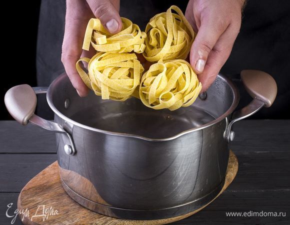 Тем временем приготовьте пасту. В кипящую воду добавьте соль и 2 ст. л. оливкового масла. Отварите пасту до состояния аль денте, откиньте на дуршлаг. Сохраните часть отвара.