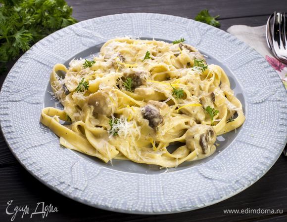 Добавьте рубленую петрушку, лимонный сок и черный молотый перец. Прогрейте еще немного и снимите с огня. Подавайте ароматную пасту к столу. Приятного аппетита!