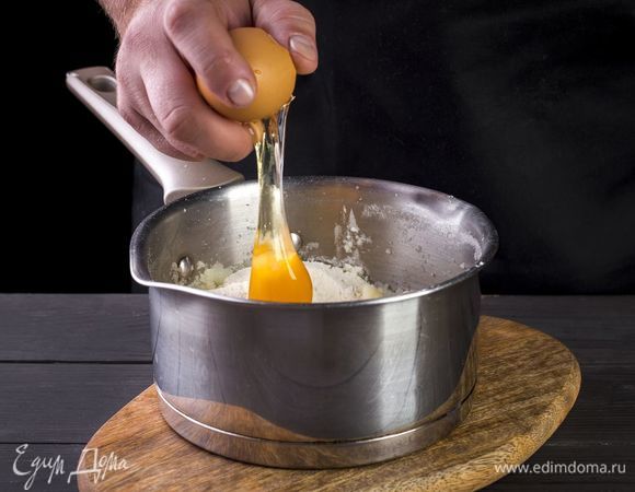 Добавьте яйца, соль и муку. Все хорошо перемешайте.