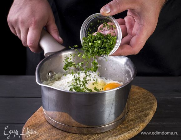 Зелень промойте, обсушите, измельчите и добавьте в основную массу.