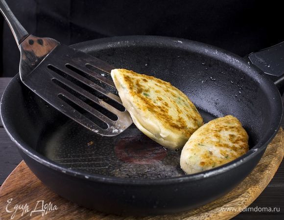Разогрейте в сковороде оливковое масло. Выкладывайте массу с помощью ложки и обжаривайте на среднем огне с каждой стороны.