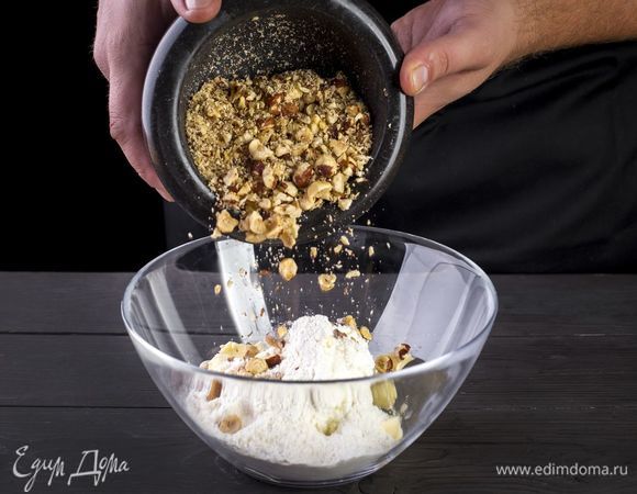 Соедините в емкости пшеничную муку, творог, сливочное масло и измельченные орехи. Быстро замесите тесто, заверните его в пленку и положите в холодильник на 30 минут.<br />
 