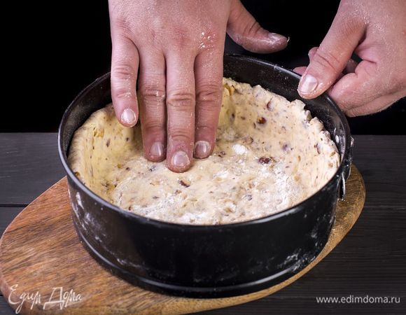 Достаньте подготовленное тесто из холодильника, раскатайте в круг. Выложите в форму для выпечки так, чтобы получились высокие бортики. Дно проколите вилкой.
