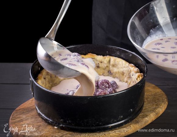 Залейте начинку в тесто.