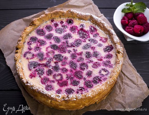 Выпекайте пирог в заранее разогретой до 180°С духовке в течение 40 минут. Готовую выпечку немного остудите и подавайте к столу. Приятного чаепития!