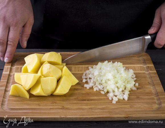 Лук и картошку почистите, нарежьте.<br />
 