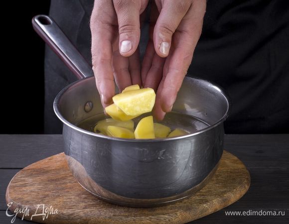 Картофель отварите.