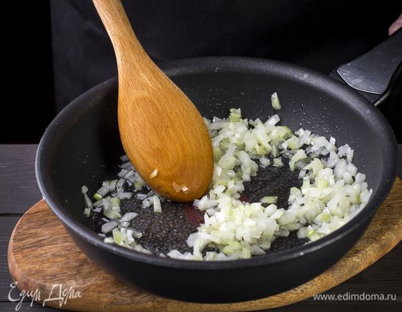 Лук обжарьте до полупрозрачности на оливковом масле.