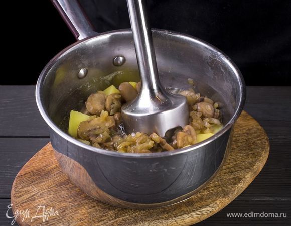 Смешайте отварной картофель и грибы, добавьте немного отвара и взбейте все блендером. По необходимости влейте еще немного жидкости.