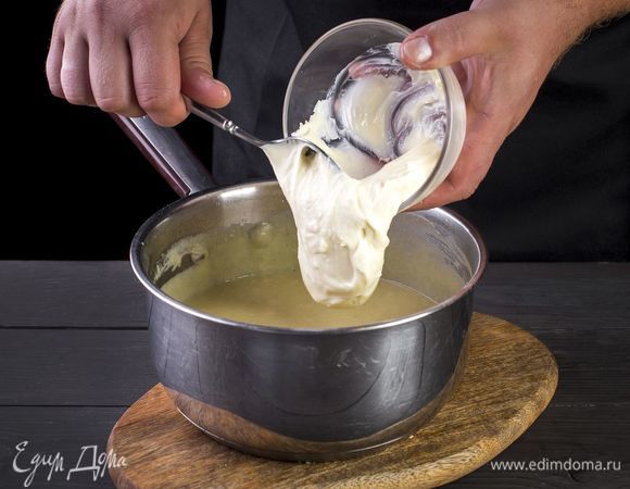 Добавьте в суп-пюре плавленый сыр, и быстро все размешайте.