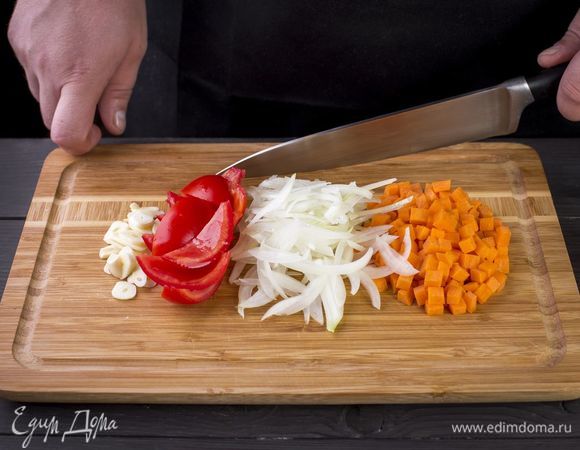 Нарезать помидоры, морковь, лук, чеснок.