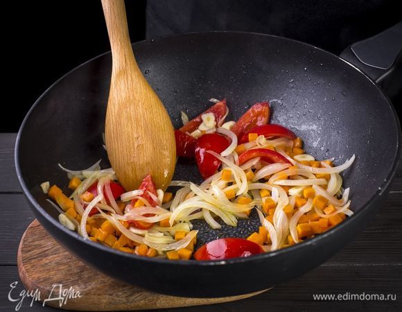 В кастрюле разогрейте растительное и сливочное масла и обжарьте овощи до золотистого цвета. Всыпьте в кастрюлю тмин и кориандр и обжаривайте две минуты, чтобы хорошо прогретые специи дали сильный аромат.