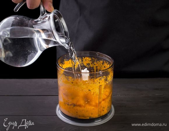 Измельченные ягоды смешайте с 400 мл воды.<br />
 