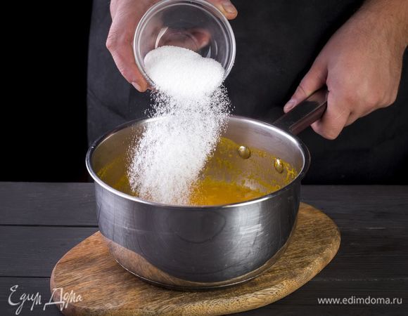 Влейте в кастрюлю оставшуюся воду, положите в нее облепиховый жмых и сахар. Доведите до кипения. Далее процедите.