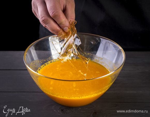 Добавьте желатин к облепихе. Остудите и смешайте с облепиховым пюре, протертым ранее через сито.