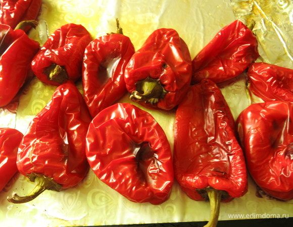 Перец запекаем при температуре 220°C в течение 25 минут.