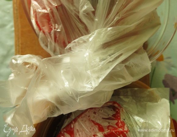 Кладем перец в пакет. Выдерживаем 5–10 минут.