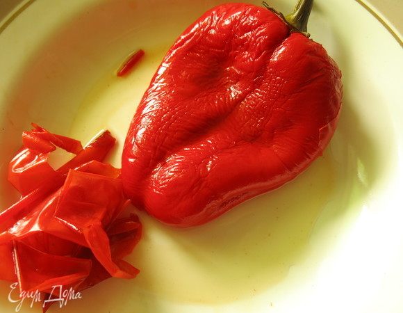 Достаем перец из пакета и легко снимаем шкурку.