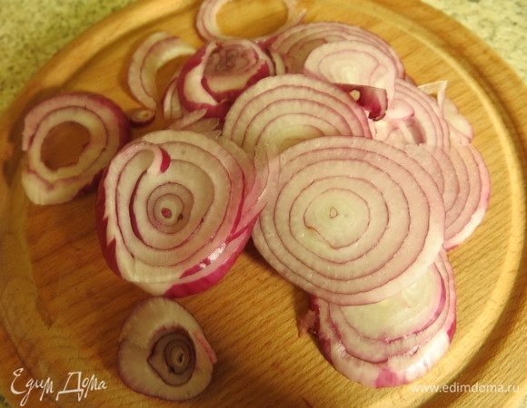 Нарезаем лук.