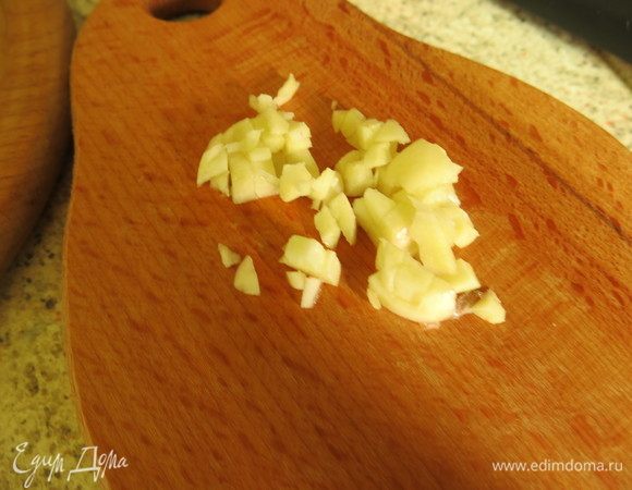 Измельчаем чеснок.