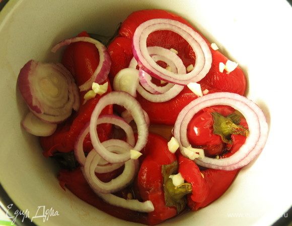 В посуду слоями выкладываем перец, сверху кольца лука, чеснок, чуть солим, сбрызгиваем маслом и уксусом.