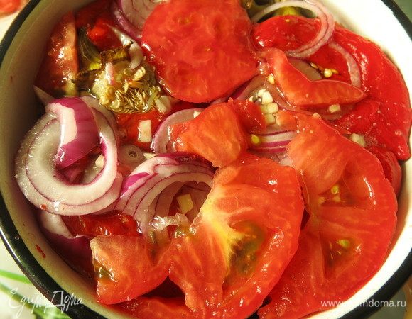 Нарезаем кружками томаты, перекладываем перец. Сверху можно положить веточки зелени. Всего получается 3–4 слоя овощей.