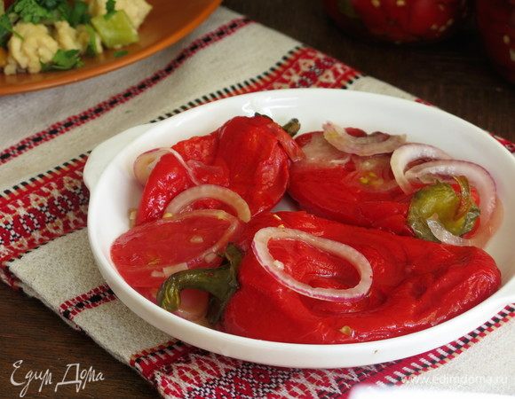 Накрываем тарелкой и ставим под пресс в холодильник на 1–2 дня.