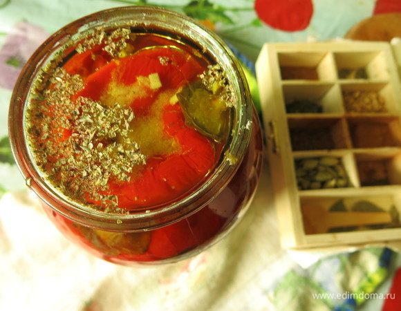 Для консервации кладем перец в стерилизованные банки, добавляем чайную ложку соли, травки сухие, ложку уксуса, заливаем маслом.