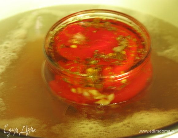 Ставим на стерилизацию на 10 минут, закатываем. Приятного!