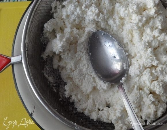 Творог протереть через сито.