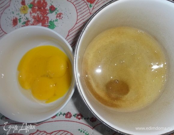 Яйца разделить на белки и желтки.