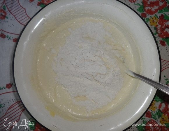 Добавить муку и взбить творожную массу миксером до однородного состояния.