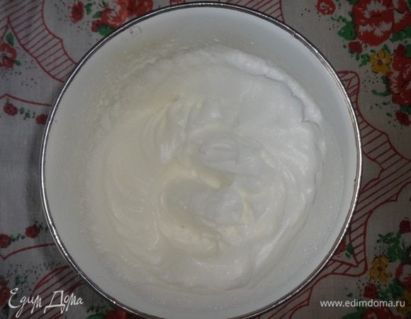 Белки с солью взбить миксером в пену.