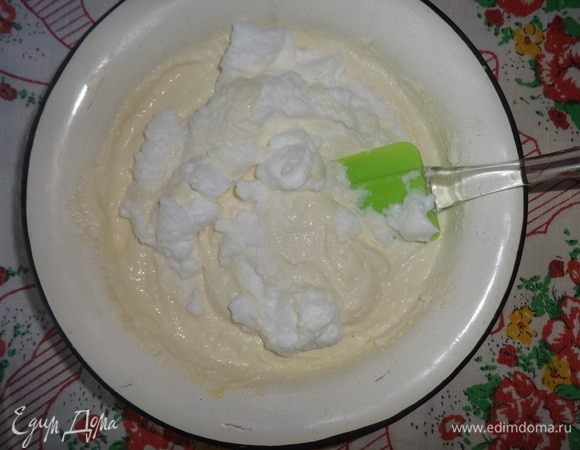 Лопаткой набирать взбитые белки и частями вводить в тесто, осторожно размешивая круговыми движениями.